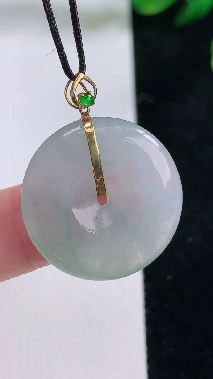 天然A货翡翠种飘花平安扣吊坠，尺寸23.4-3.8，重量:4.68g
8月27日
