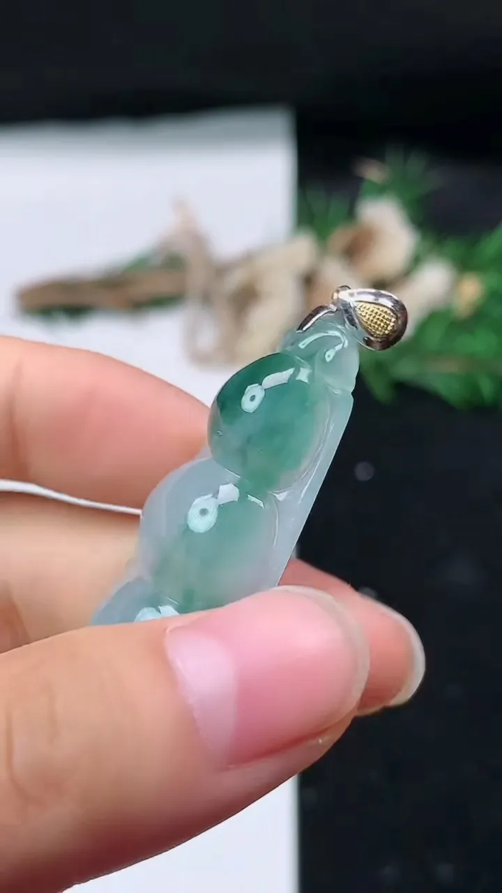 天然A货翡翠冰种飘花福豆吊坠，尺寸43.8-18.6-7.3，重量:9.00g
8月27日