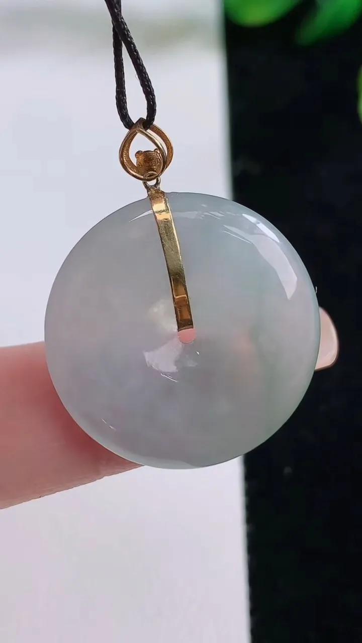 天然A货翡翠种飘花平安扣吊坠，尺寸23.4-3.8，重量:4.68g
8月27日