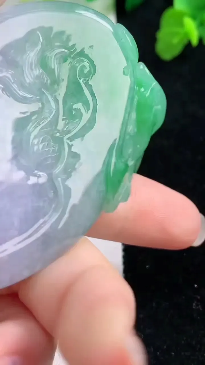 天然A货翡翠春带彩 紫罗兰龙牌吊坠，尺寸66-45-13，重:75.77g
8月27日
