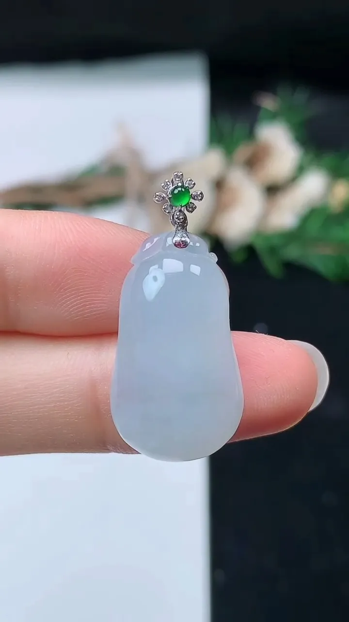 天然A货翡翠白冰福瓜吊坠，尺寸24-14.2-6.4，重量:4.29g
8月27日