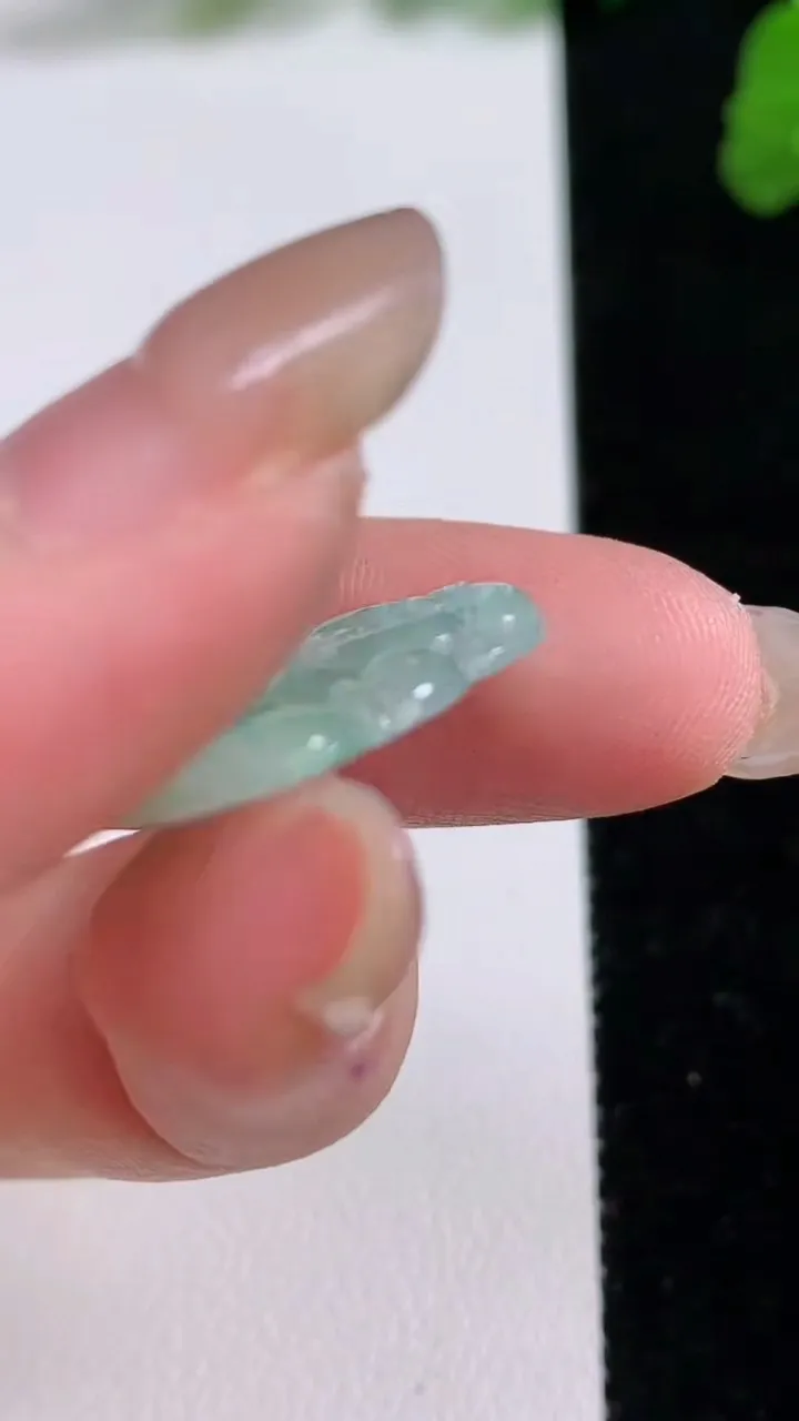 天然A货翡翠佛公吊坠，尺寸22-27-2.8，重量:2.86g
8月27日