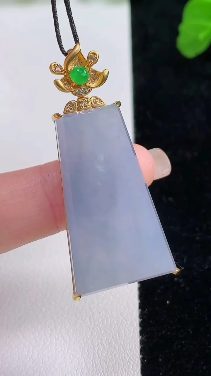 天然A货翡翠18k金紫罗兰无事牌吊坠，尺寸43.8-33-19.8-6.5，重量:8.61g
8月2