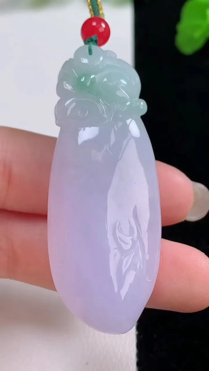 天然A货翡翠春带彩紫罗兰福瓜吊坠，尺寸54.8-21.7-12，重量:24.21g
8月27日