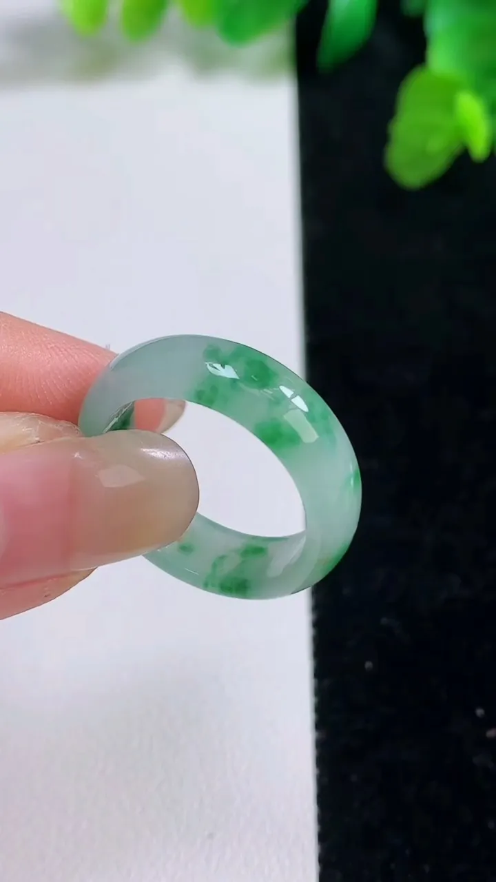 天然A货翡翠戒指指环，尺寸18.5-6-2.7，重量:3.63g2025年8月27日
工厂直销收藏佳品,种好水足，色泽均匀，有种有色，上手高大气！