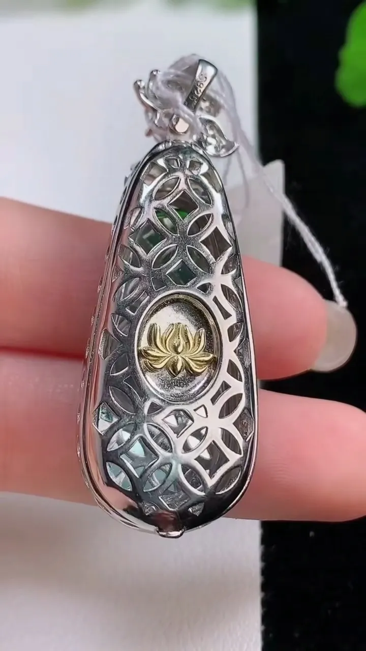 天然A货翡翠福豆吊坠，尺寸51.3-18.3-11，裸石33.2-15.6重量:10.36g
8月27日