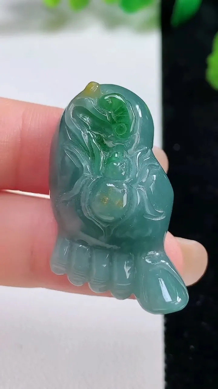 天然A货翡翠蓝水双彩知足常乐 佛脚吊坠，尺寸37.7-20.5-12，重:14.13g
8月27日