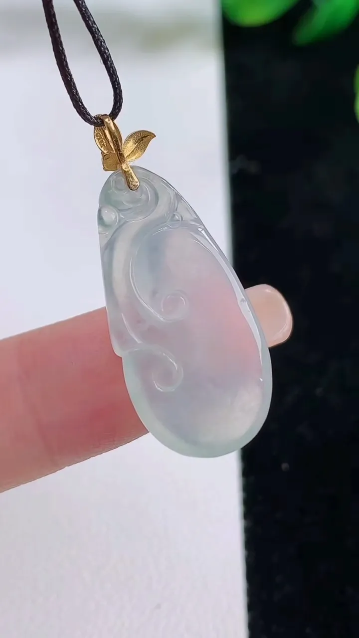 天然A货翡翠种白冰如意吊坠，尺寸26.8-12-3.6，重量:2.48g
8月27日