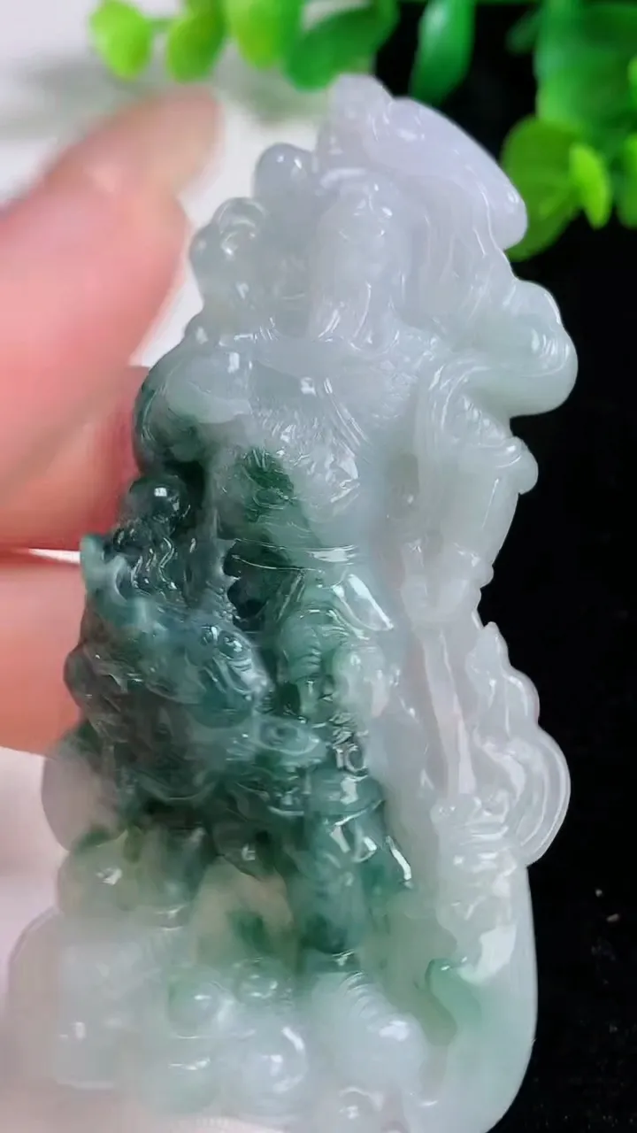 天然A货翡翠飘花祥龙关公吊坠，尺寸80.7-39.4-11，重量:50.86g
8月27日