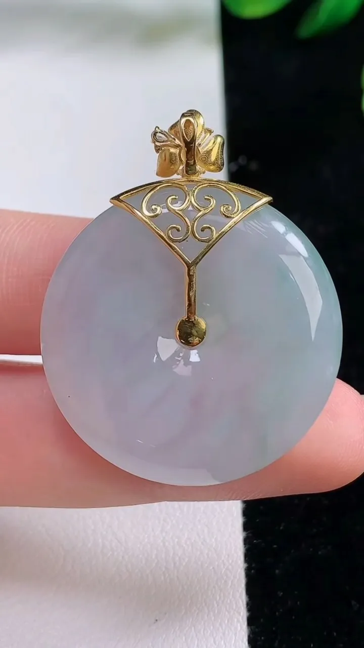 天然A货翡翠平安扣吊坠，尺寸31-2，重量:13.20g
8月28日