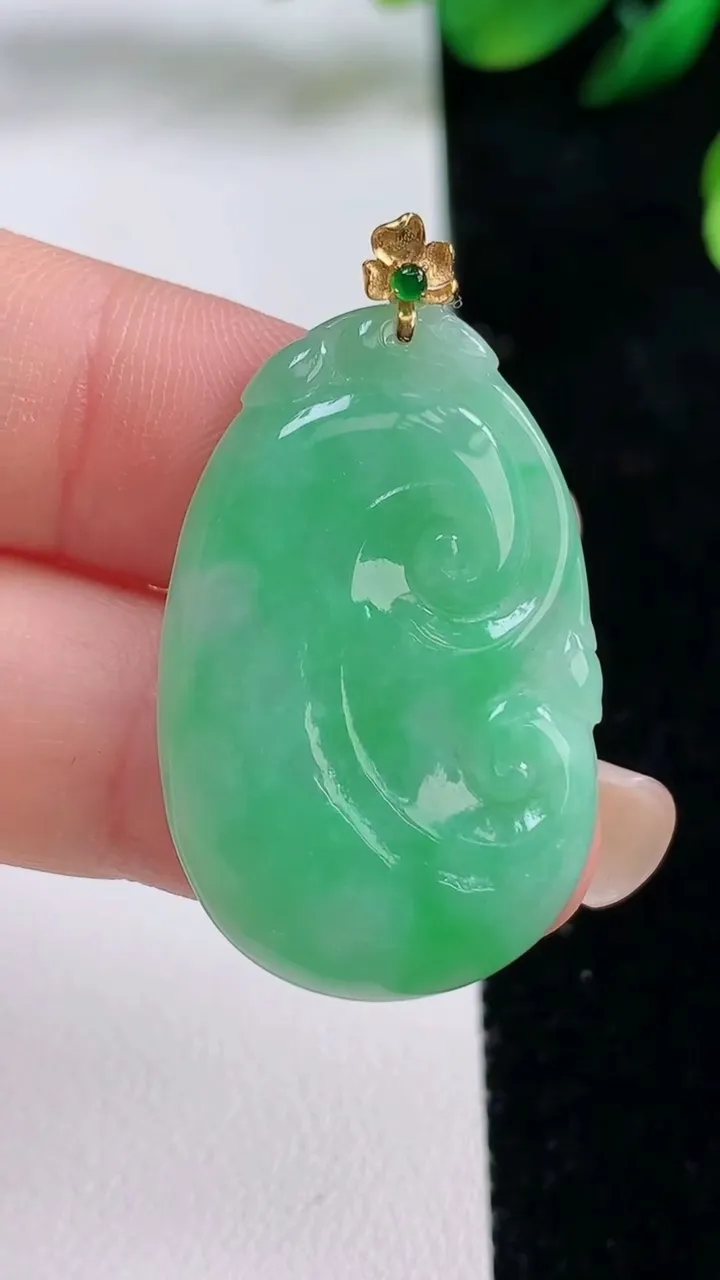 天然A货翡翠如意吊坠，尺寸32.2-21.8-3.6，重量:6.00g
8月28日