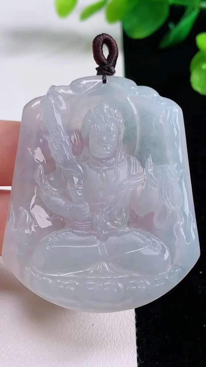 天然A货翡翠不动明王吊坠，尺寸53.8-44.3-4.7，重量:24.05g
8月28日