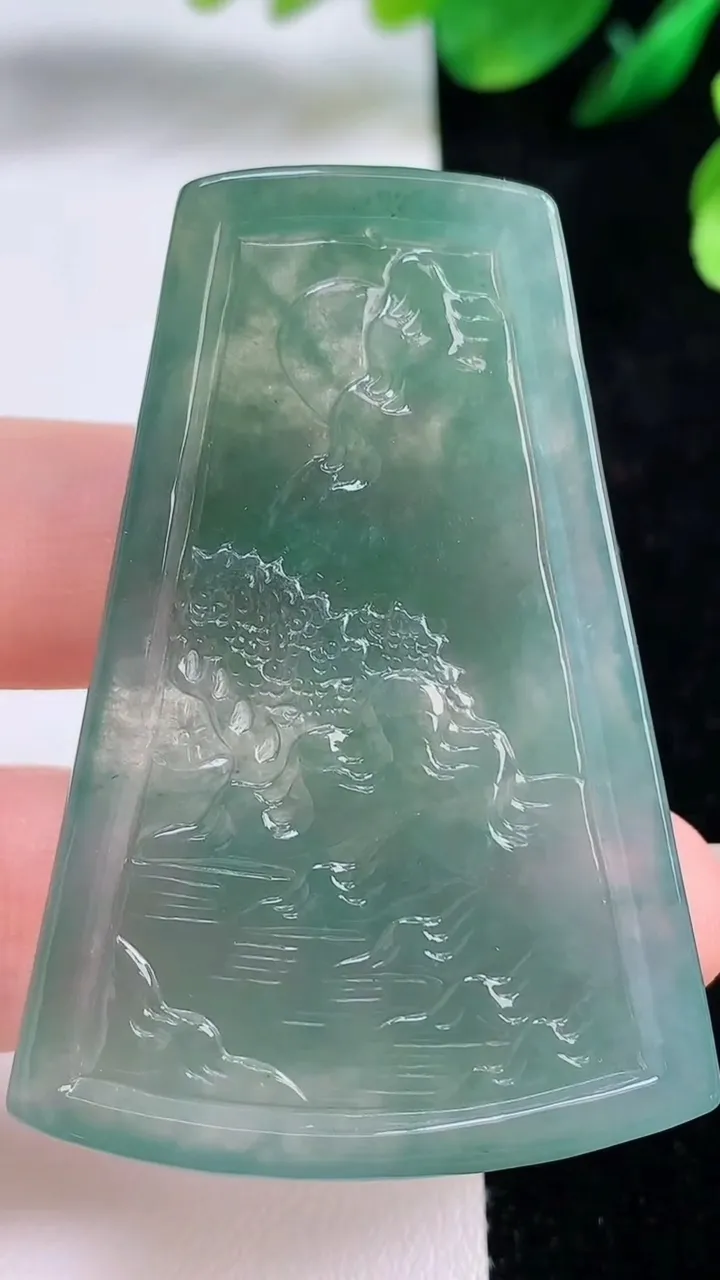 天然A货翡翠山水牌吊坠，尺寸54.7-38-6.4，重量:26.73g
8月28日