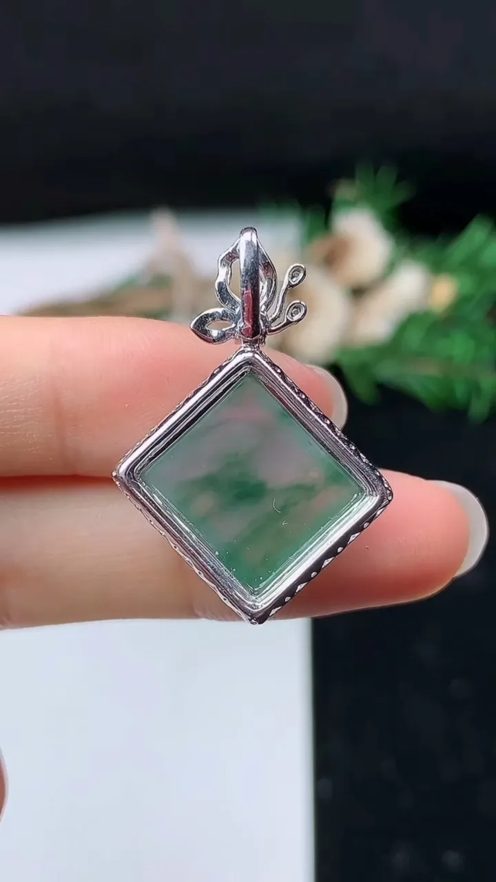 天然A货翡翠飘花无事牌吊坠，尺寸31-22-9.3，裸石19.8-20，重量:4.16g
8月28日