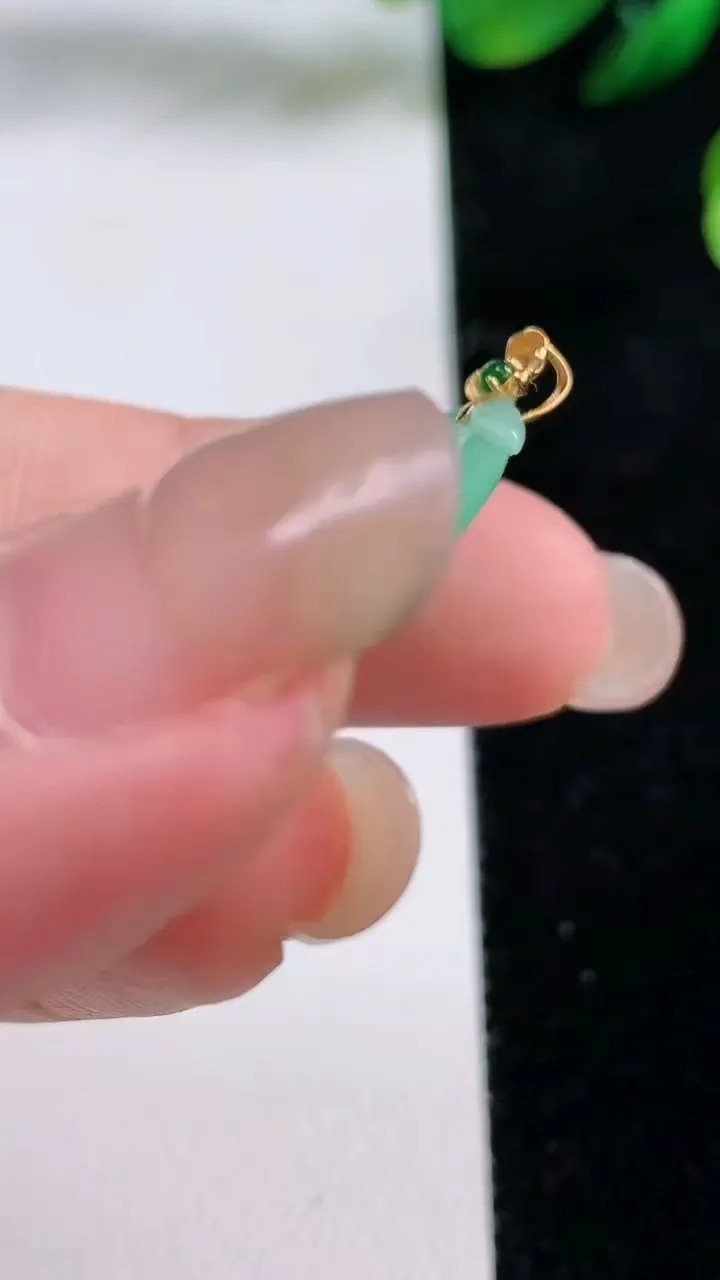 天然A货翡翠如意吊坠，尺寸32.2-21.8-3.6，重量:6.00g
8月28日