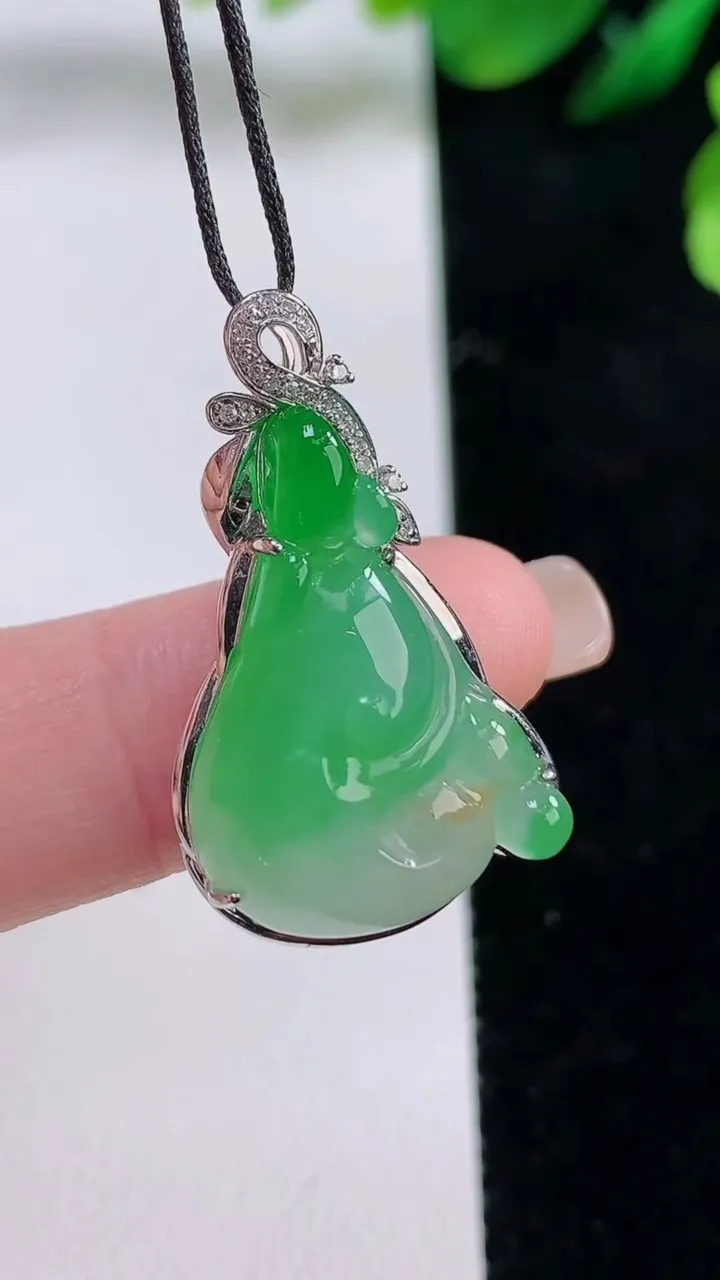 天然A货翡翠如意吊坠，尺寸29.8-18-7.2，裸石23.7-16.6重量:4.22g
8月28日