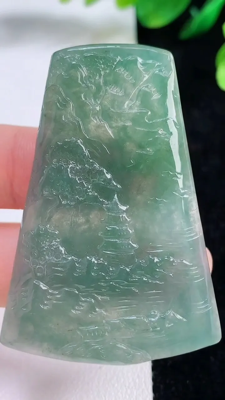 天然A货翡翠山水牌吊坠，尺寸54.7-38-6.4，重量:26.73g
8月28日