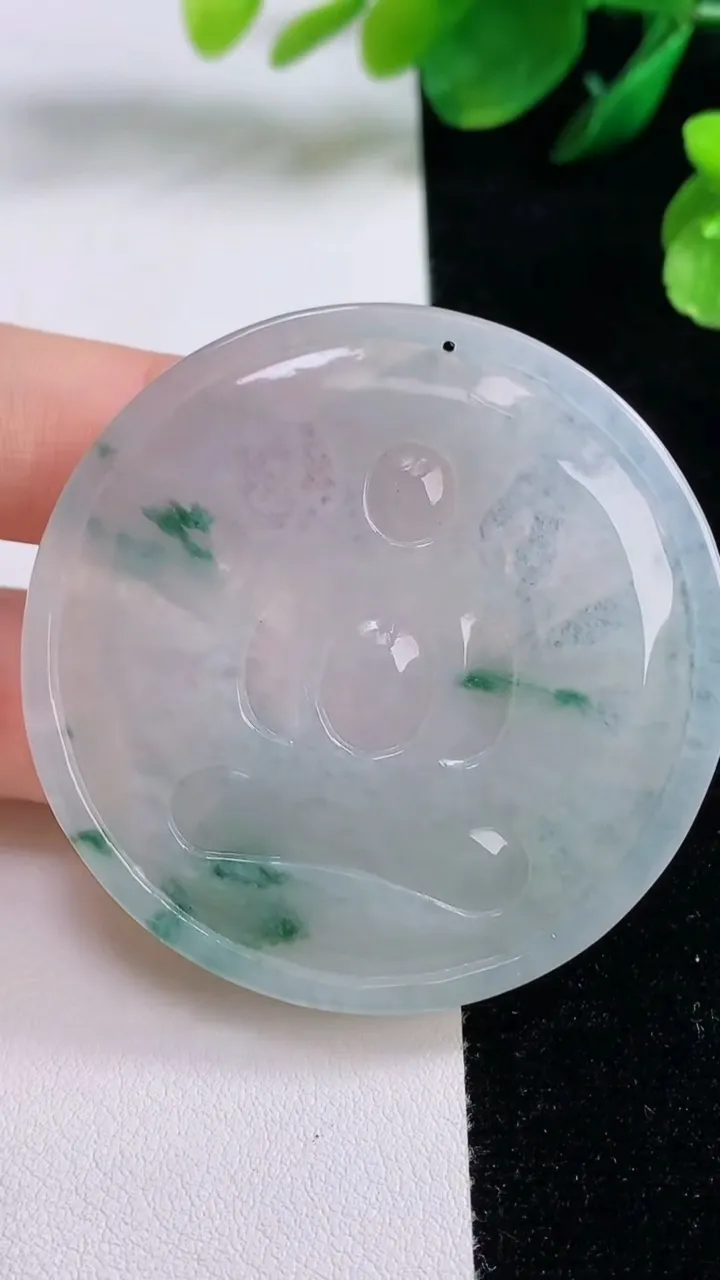 天然A货翡翠冰种飘花千手观音菩萨吊坠，尺寸51-5.7，重量:26.01g
8月28日