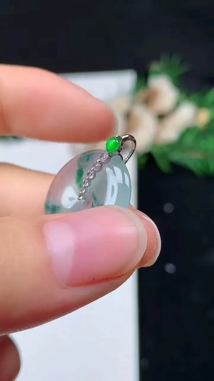 天然A货翡翠平安扣吊坠，尺寸18.8-4.2，重量:3.47g
8月28日