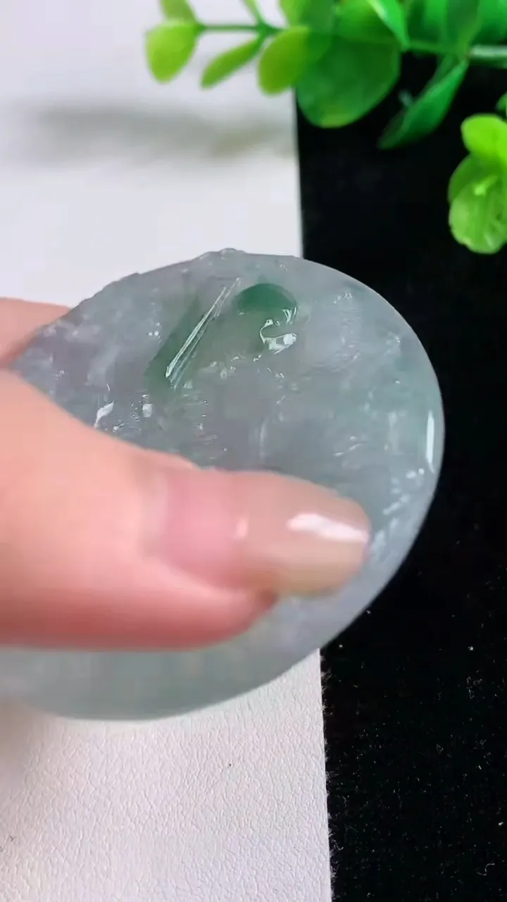 天然A货翡翠冰种飘花山水大势至观音菩萨吊坠，尺寸54.7-5，重量:30.52g
8月28日
