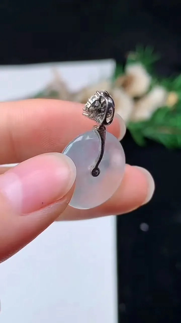 天然A货翡翠平安扣吊坠，尺寸17.5-4.8，重量:3.90g
8月28日