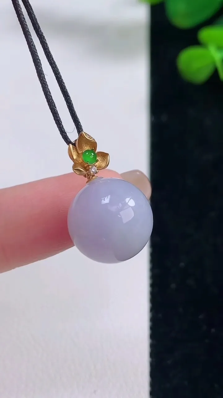 天然A货翡翠18k金紫罗兰圆珠吊坠，尺寸12.8，重量:4.05g8月28日
工厂直销收藏佳品,种好水足，色泽均匀，有种有色，上手高大气！