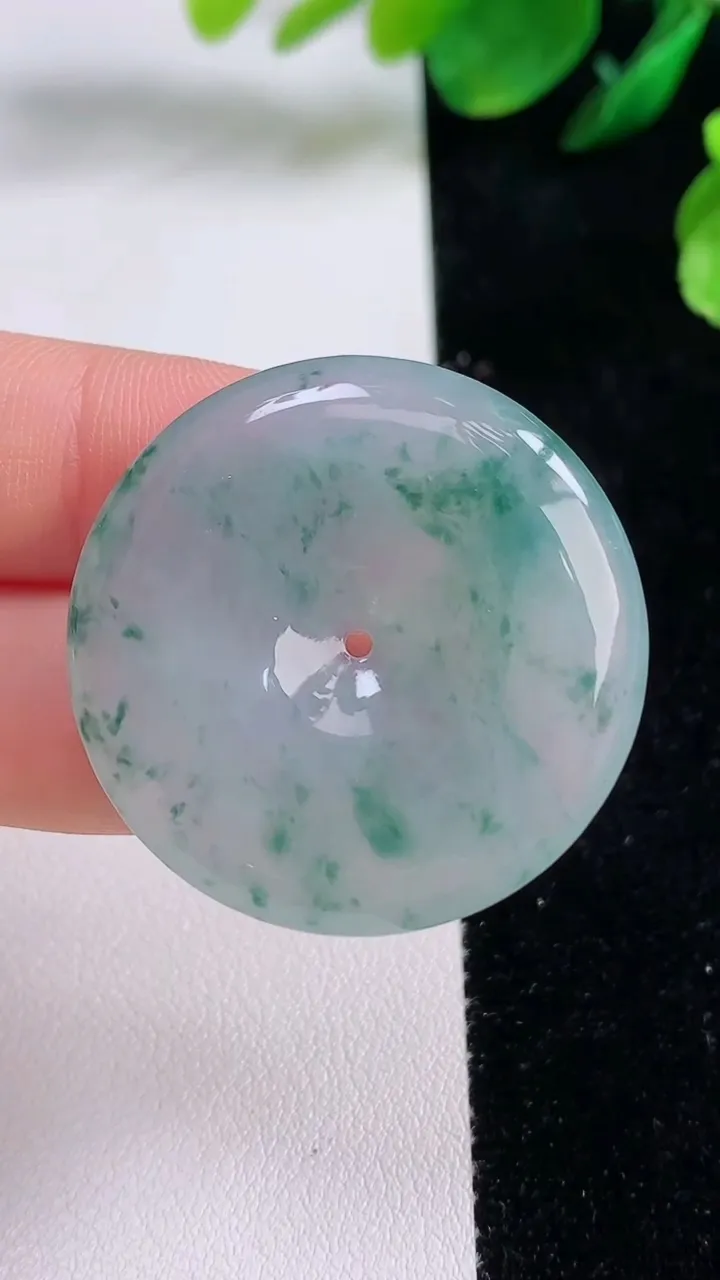 天然A货翡翠冰种飘花平安扣吊坠，尺寸34.4-5.8，重量:14.30g
8月28日