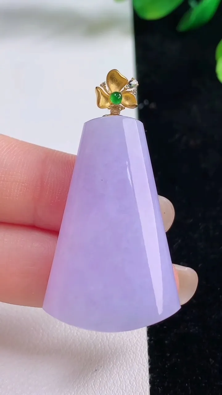 天然A货翡翠18k金紫罗兰无事牌吊坠，尺寸37.3-24-8.7，重量:14.18g
8月28日
