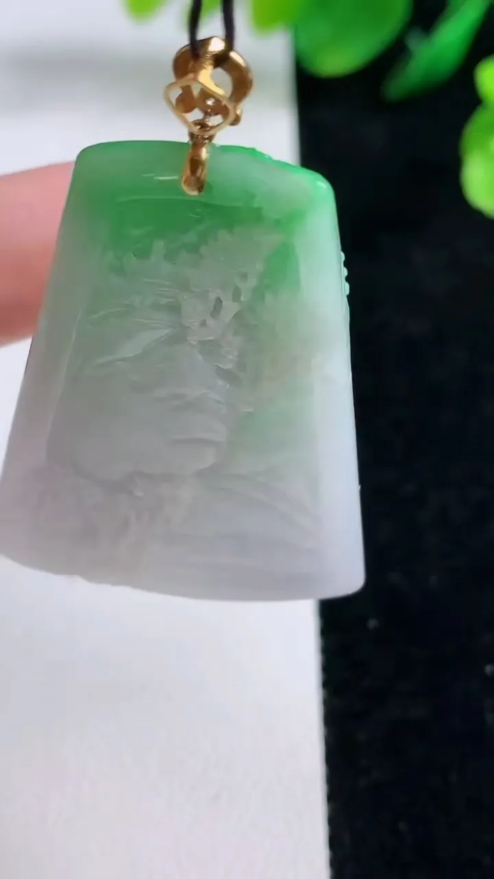 天然A货翡翠山水牌吊坠，尺寸427.-31-10.4，重量:22.85g
8月28日