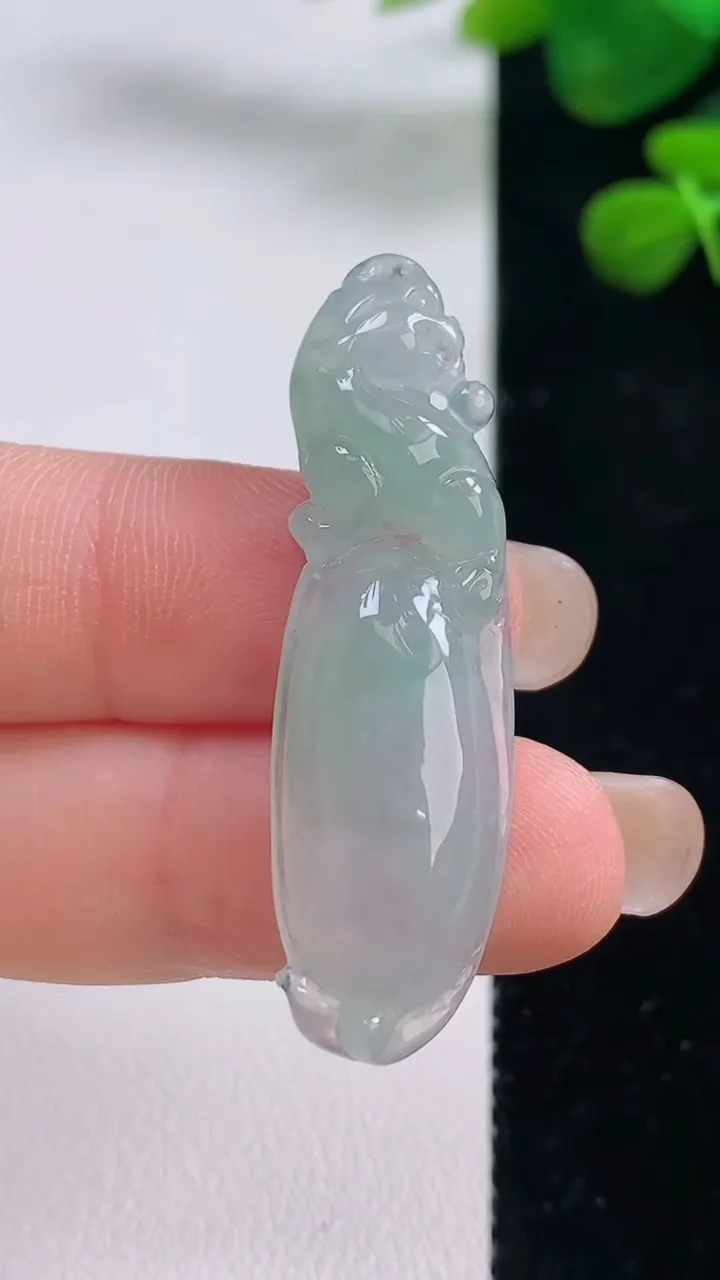 天然A货翡翠福瓜吊坠，尺寸42.5-12.7-5.7，重量:5.16g
8月28日
