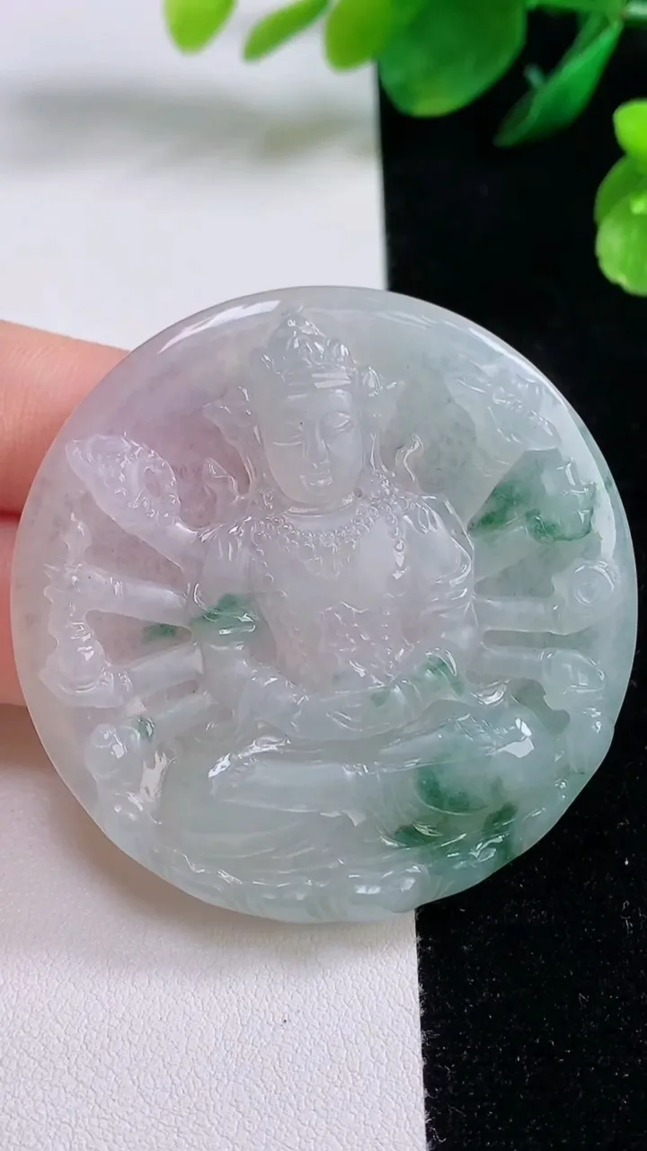 天然A货翡翠冰种飘花千手观音菩萨吊坠，尺寸51-5.7，重量:26.01g
8月28日