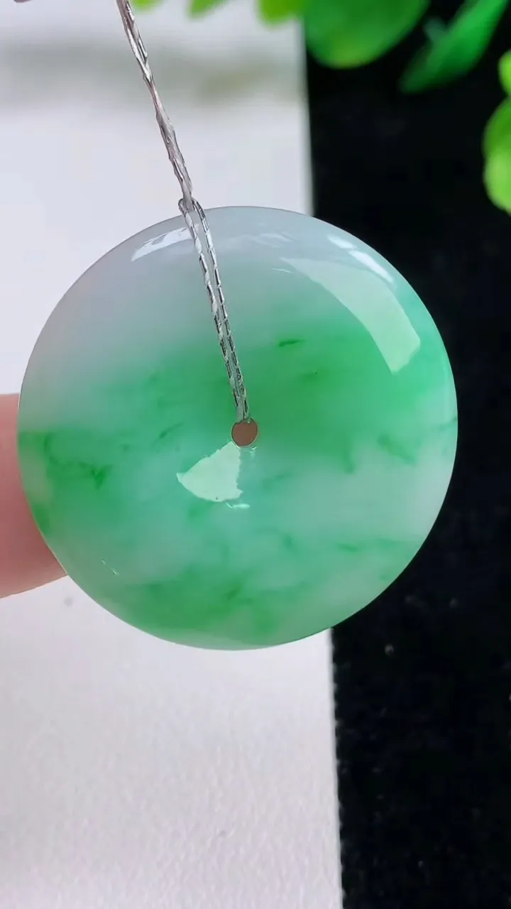 天然A货翡翠平安扣吊坠，尺寸32-6，重量:12.59g
8月28日
