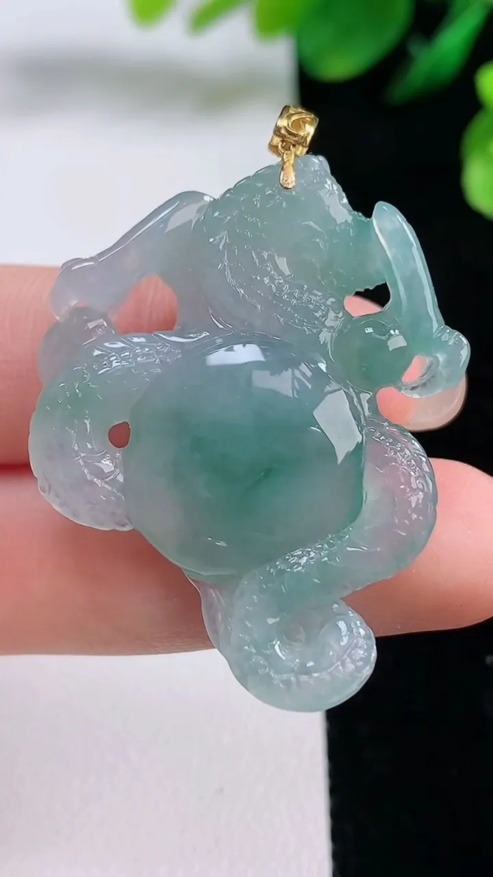 天然A货翡翠龙牌吊坠，尺寸39-29.5-8.2，重量:10.88g
8月28日