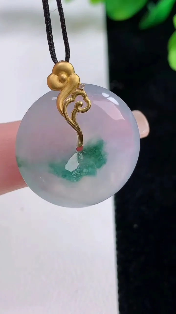 天然A货翡翠种飘花平安扣吊坠，尺寸24-5.6，重量:6.83g
8月28日