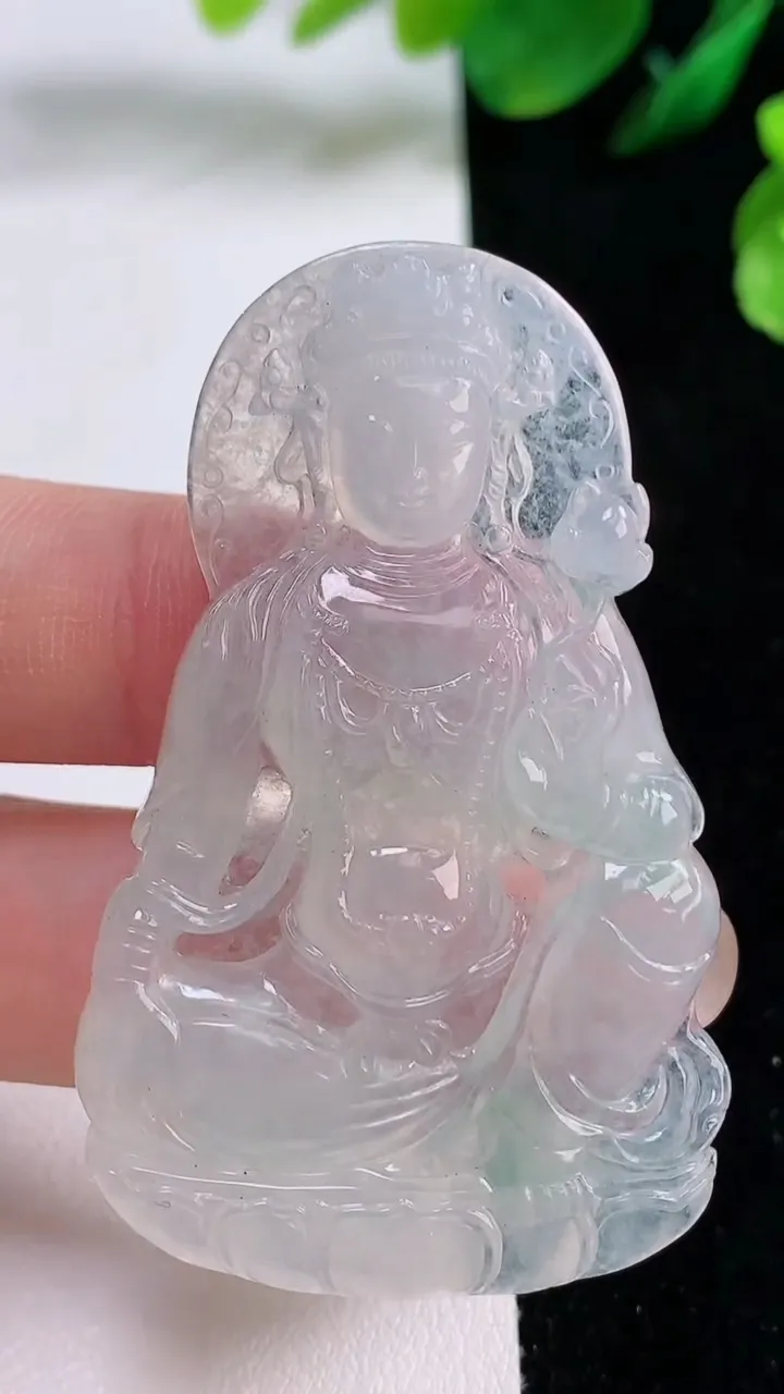天然A货翡翠大势至观音菩萨吊坠，尺寸56-34-4.8，重量:17.92g
8月28日
