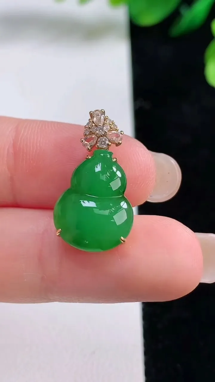 天然A货翡翠葫芦吊坠，尺寸15.7-11-5，重量:1.82g
8月28日