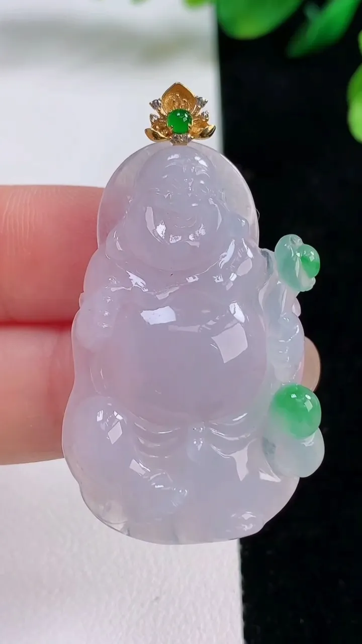 天然A货翡翠逍遥佛公吊坠，尺寸40.3-24-6，重量:10.50g
8月28日