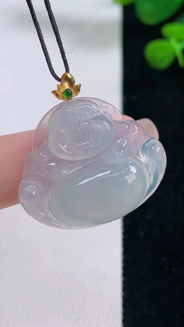 天然A货翡翠种白冰佛公吊坠，尺寸24.4-29-5.7，重量:6.00g
8月28日