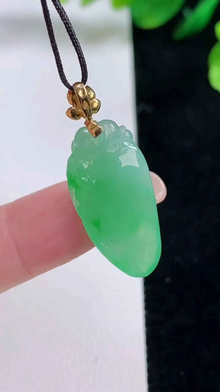 天然A货翡翠福瓜吊坠，尺寸23.6-12.7-5.6，重量:3.45g
8月28日
