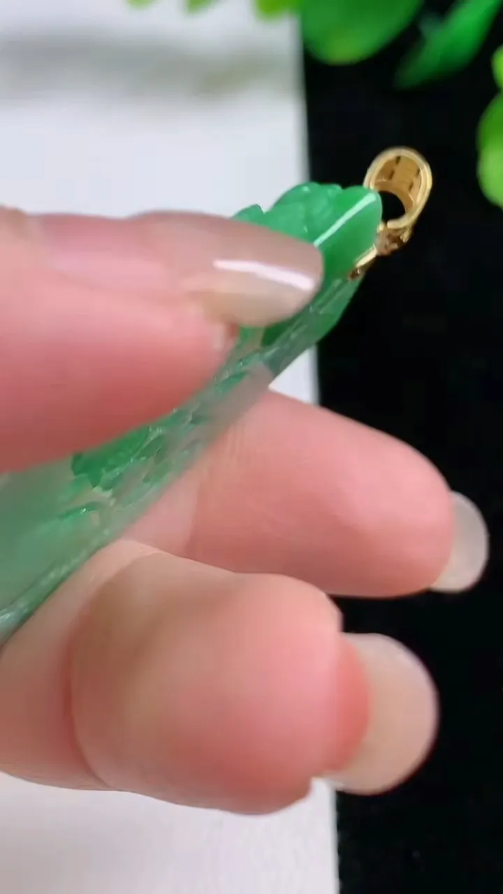 天然A货翡翠山水牌吊坠，尺寸45.8-26.2-7.6，重量:19.86g
8月28日