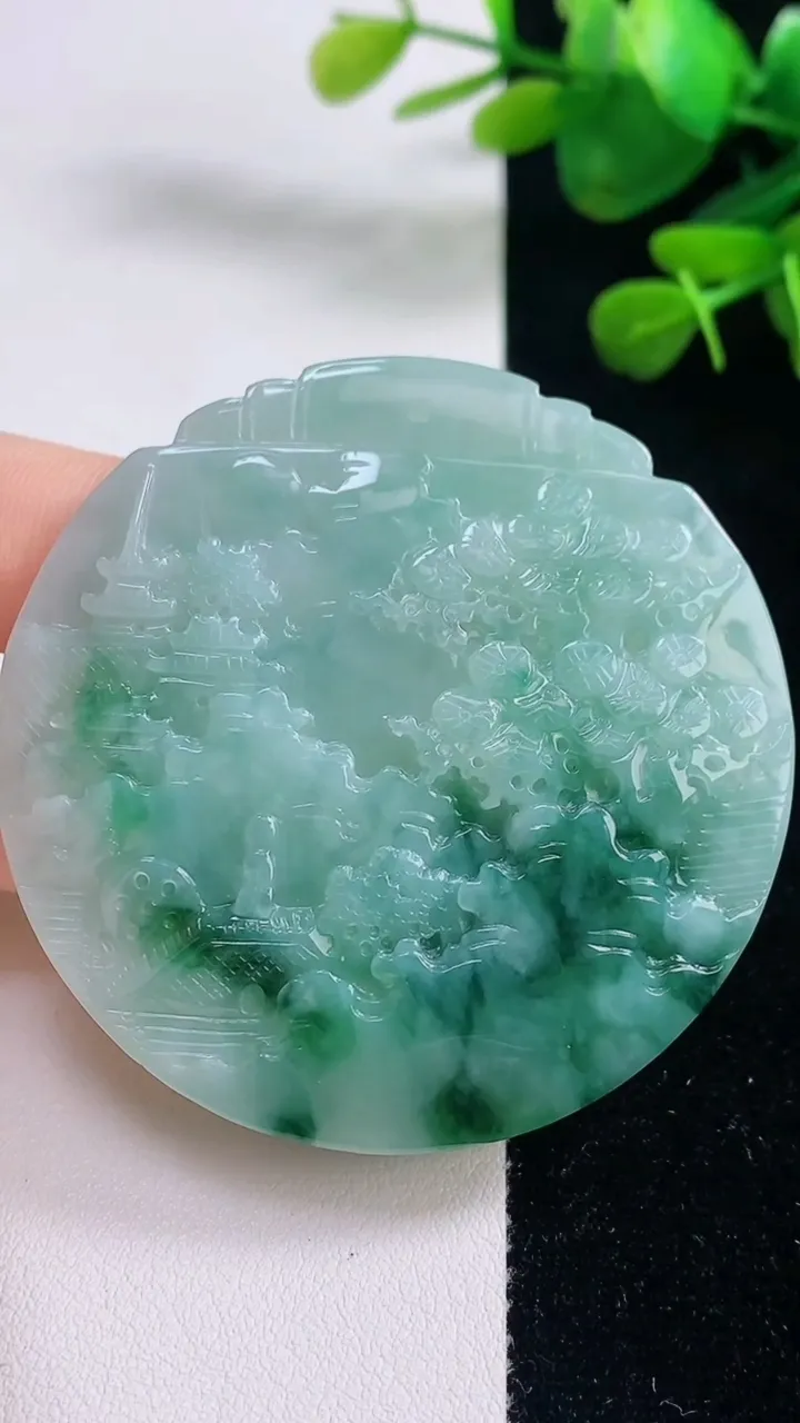 天然A货翡翠牌吊坠，尺寸55.8-5.7，重量:36.33g
8月28日