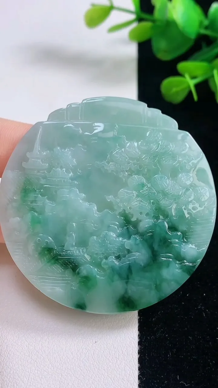 天然A货翡翠牌吊坠，尺寸55.8-5.7，重量:36.33g
8月28日