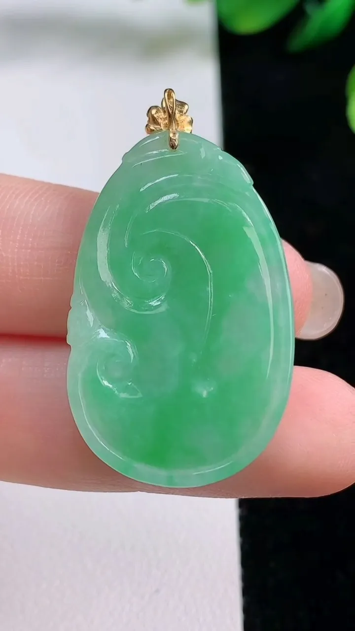 天然A货翡翠如意吊坠，尺寸32.2-21.8-3.6，重量:6.00g
8月28日