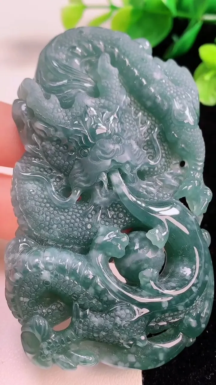 天然A货翡翠蓝水龙牌吊坠，尺寸82.5-48-13.5，重:82.56g
8月28日