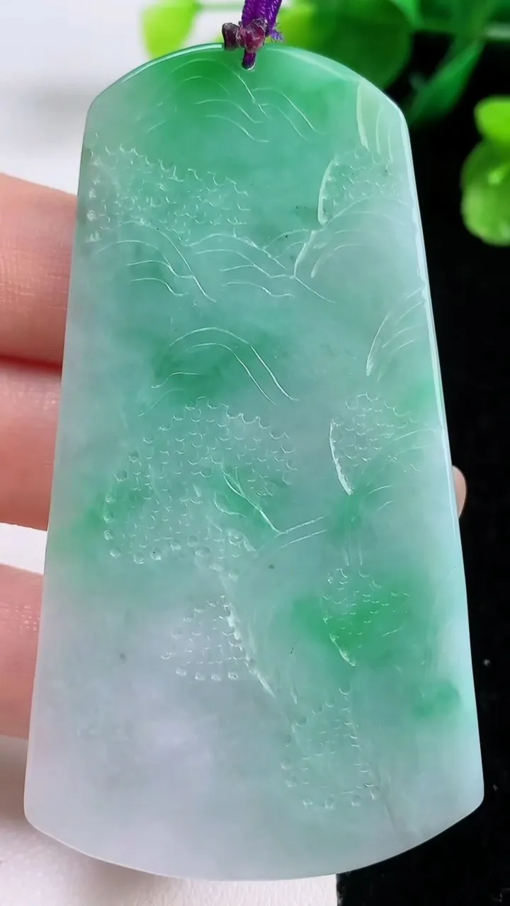天然A货翡翠山水牌吊坠，尺寸73.8-39.2-5.2，重量:35.75g
8月28日
