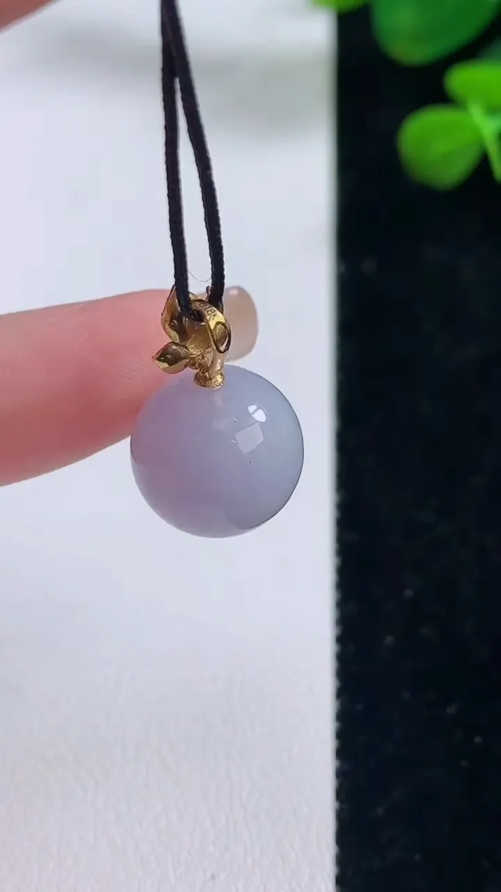 天然A货翡翠18k金紫罗兰圆珠吊坠，尺寸12.8，重量:4.05g8月28日
工厂直销收藏佳品,种好水足，色泽均匀，有种有色，上手高大气！