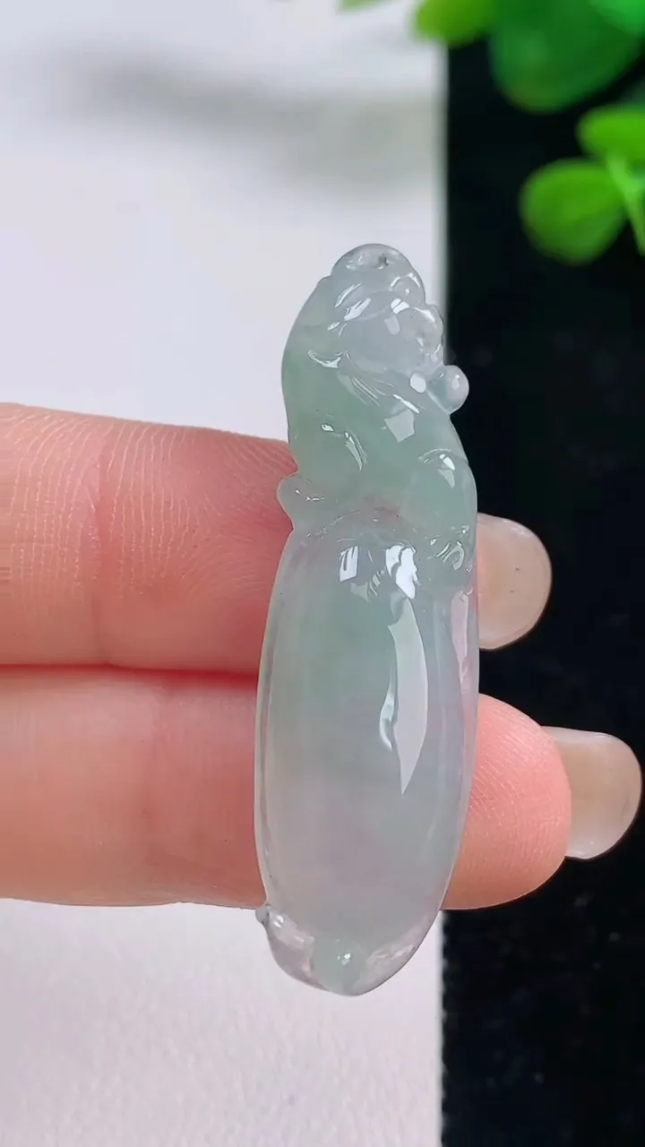天然A货翡翠福瓜吊坠，尺寸42.5-12.7-5.7，重量:5.16g
8月28日