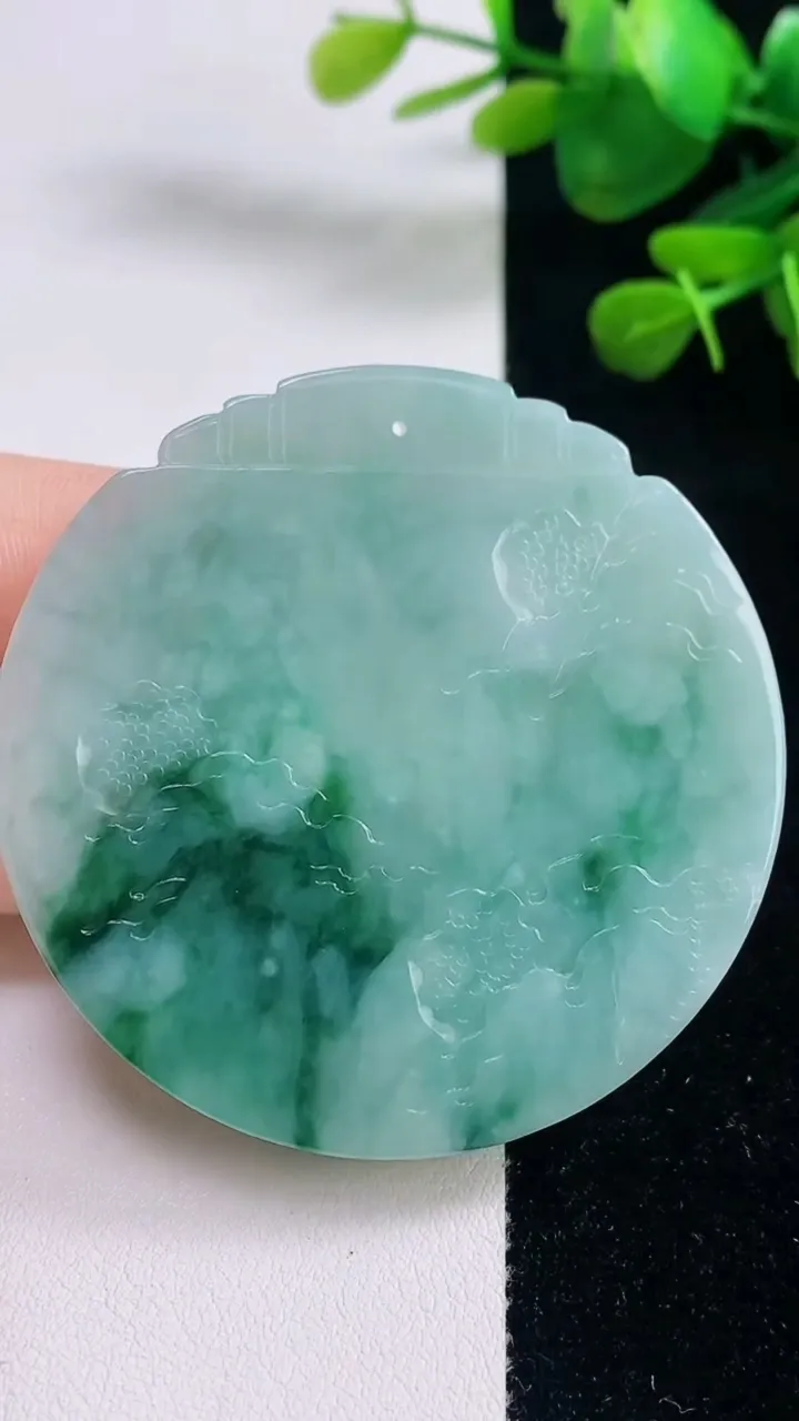 天然A货翡翠牌吊坠，尺寸55.8-5.7，重量:36.33g
8月28日