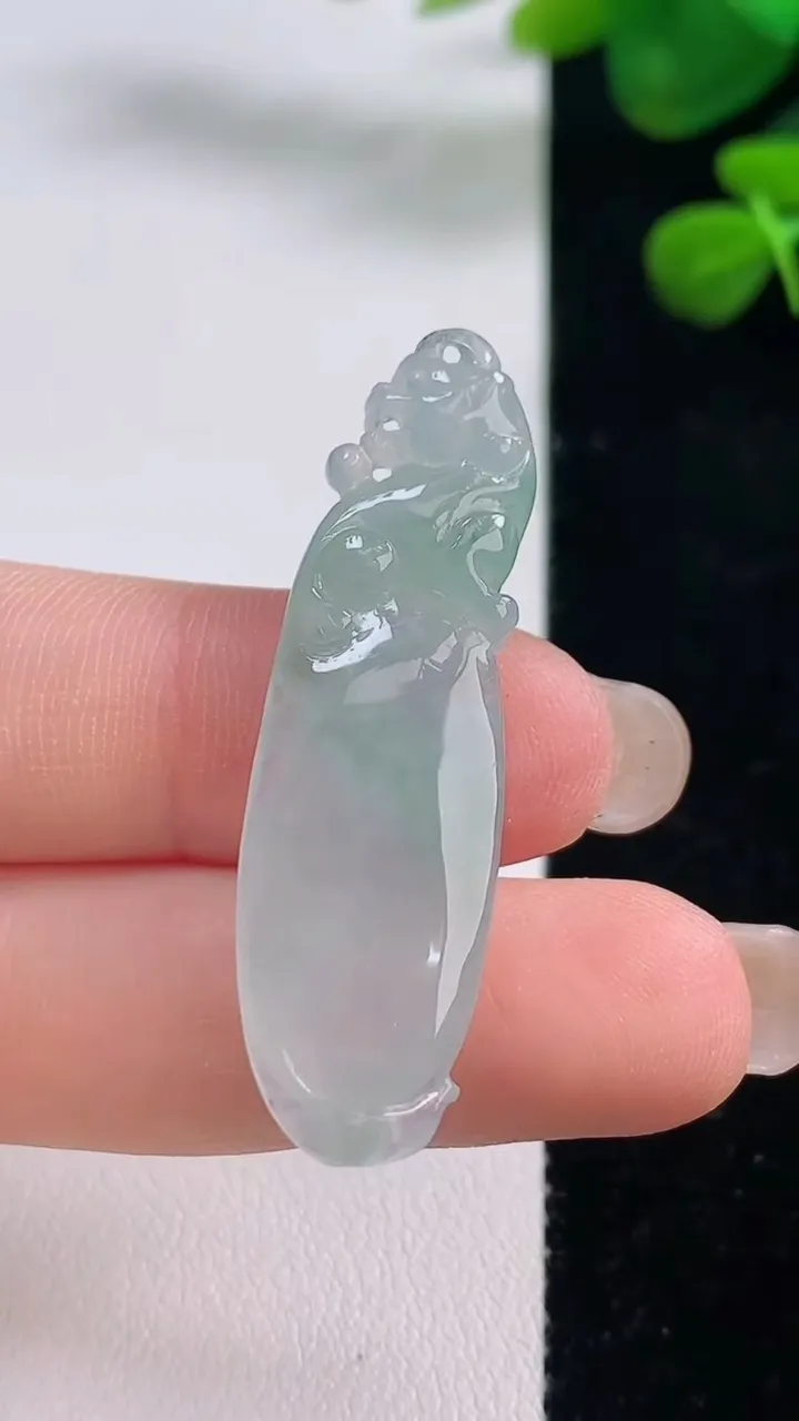 天然A货翡翠福瓜吊坠，尺寸42.5-12.7-5.7，重量:5.16g
8月28日