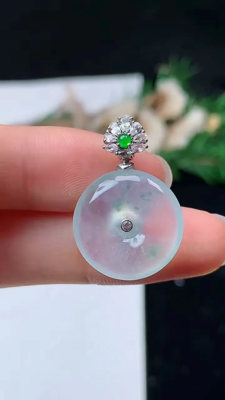 天然A货翡翠平安扣吊坠，尺寸17.5-4.8，重量:3.90g
8月28日